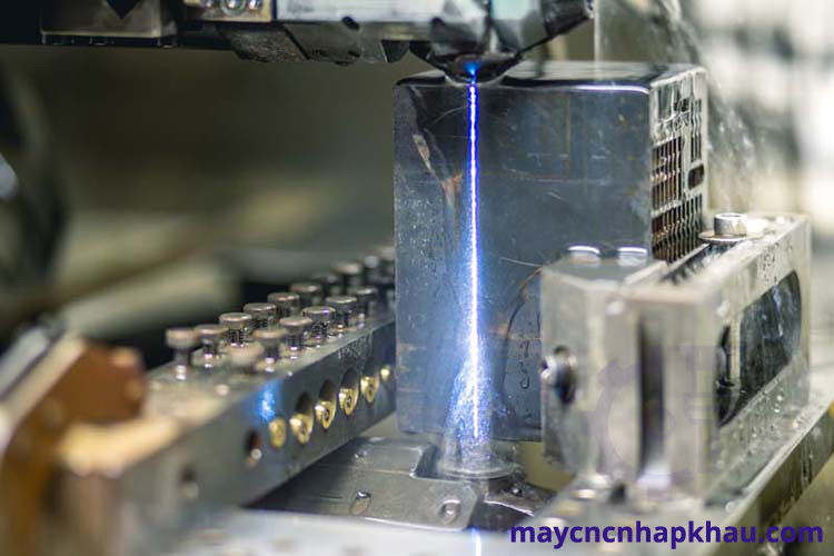 hoạt động của máy xung điện EDM CNC