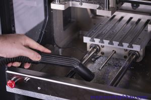 Làm sạch bề mặt chi tiết trong hướng dẫn vận hành máy phay CNC